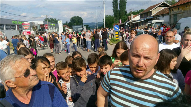 Полицајац погазио децу на пешачком прелазу